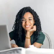 Adulte suivant une formation d’anglais en ligne avec Professeur d’Anglais France
